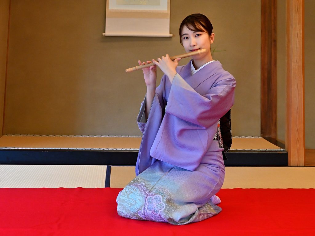 篠笛を吹く貝森